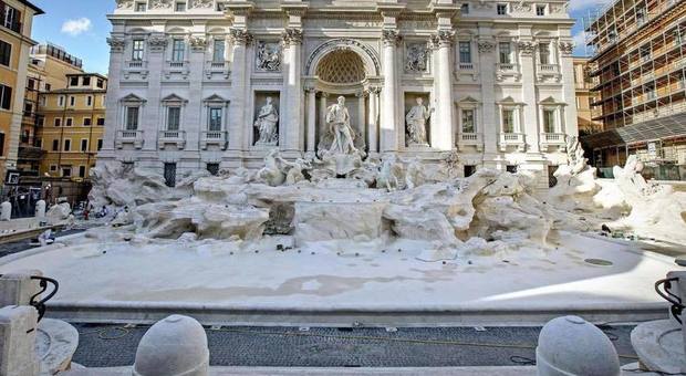 Incide il suo nome sulla Fontana di Trevi: denunciata una ragazza di 19 anni di Aversa