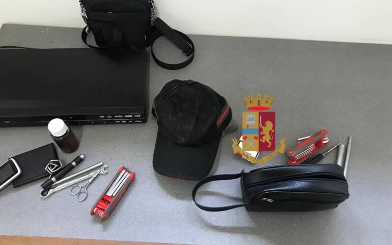Napoli, curiosavano tra le auto in sosta con arnesi da scasso: denunciati due aspiranti ladri