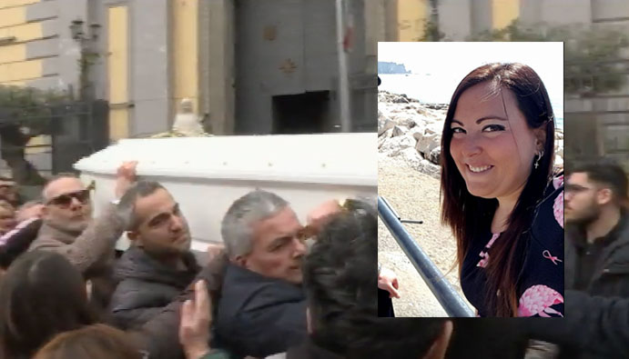 Napoli, il messaggio ai medici dai genitori di Anna Siena ai funerali: ‘Conservate sempre la vostra umanità’