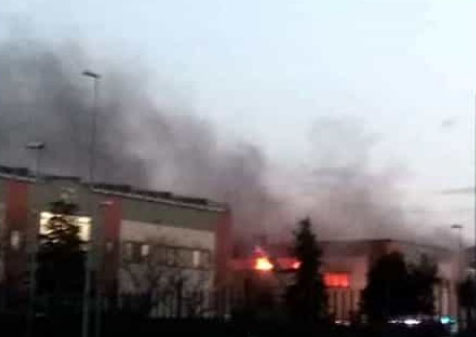Va a fuoco un calzaturificio: 10 squadre dei vigili del fuoco impegnate per il rogo nella zona industriale di Teverola