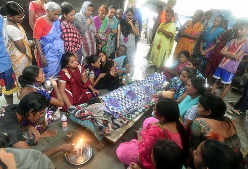 Liquore distillato al metanolo: 40 morti a una festa tradizionale in India