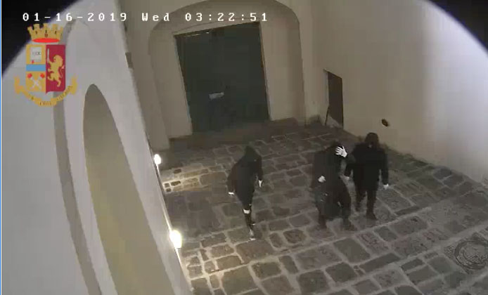 Napoli, avevano rubato 111 Ipad dal Suor Orsola Benincasa: arrestati in tre. IL VIDEO