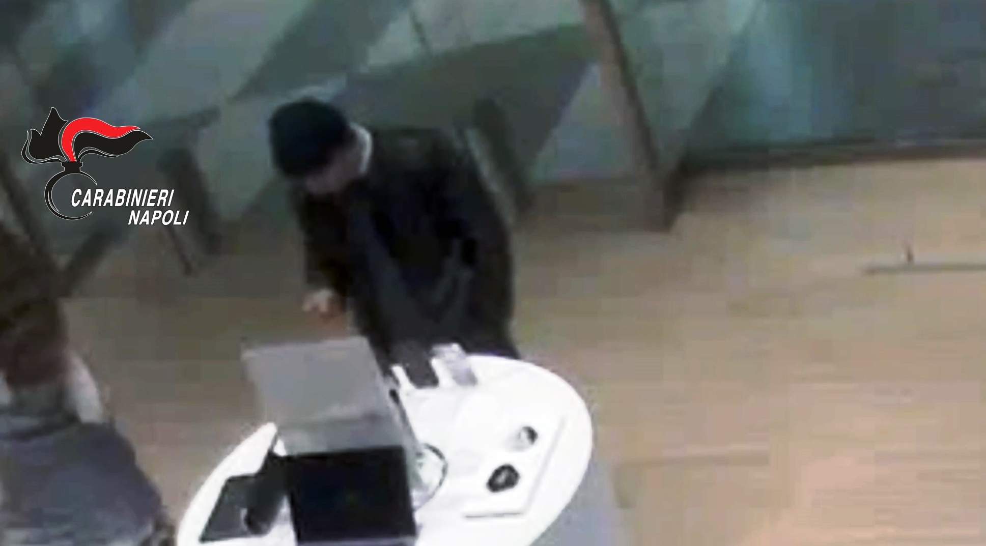 Rubò smartphone da 1300 euro al centro commerciale ‘La Cartiera’: arrestato