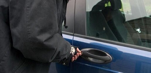 Casalnuovo, vede un ladro vicina alla sua auto e chiama i carabinieri: preso 58enne