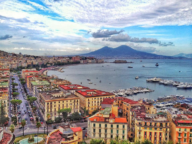 Case vista mare con fitti ribassati a Napoli: pronto il dossier del consigliere comunale Troncone