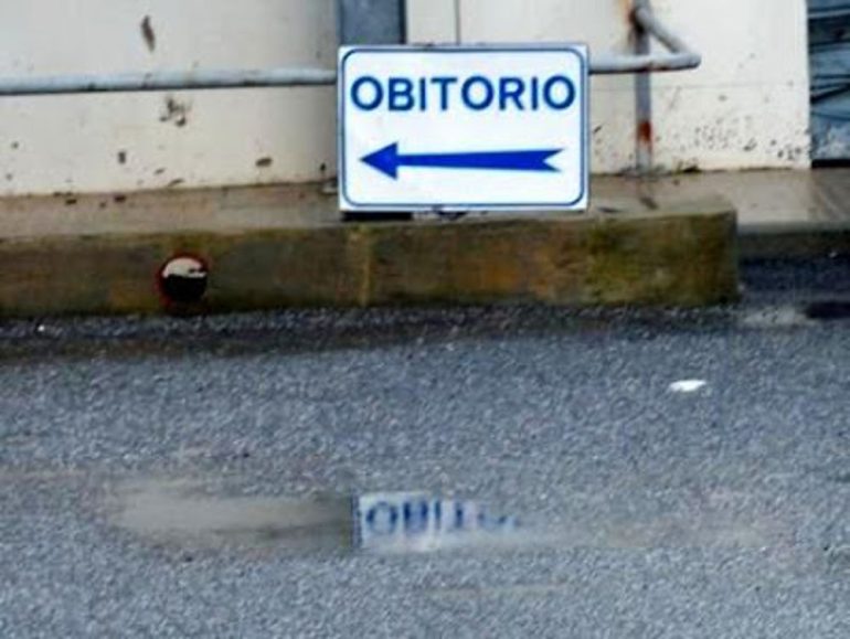 Caposala sutura cadavere in obitorio e pubblica foto: scoppiano le polemiche