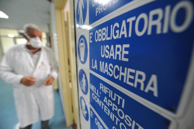 Napoli, protocolli sanitari per i 4 casi di meningite a scuola