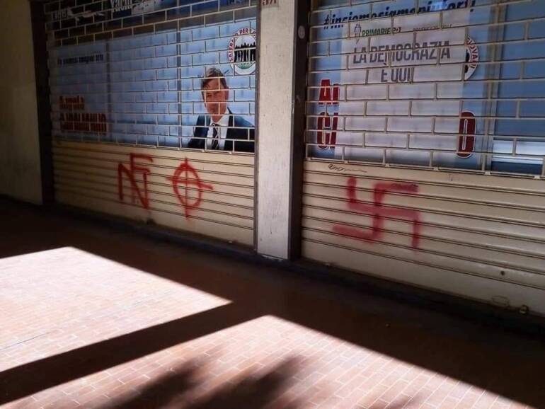 Svastiche sulle saracinesche del circolo Pd a Salerno. Il sindaco: ‘Atto gravissimo’