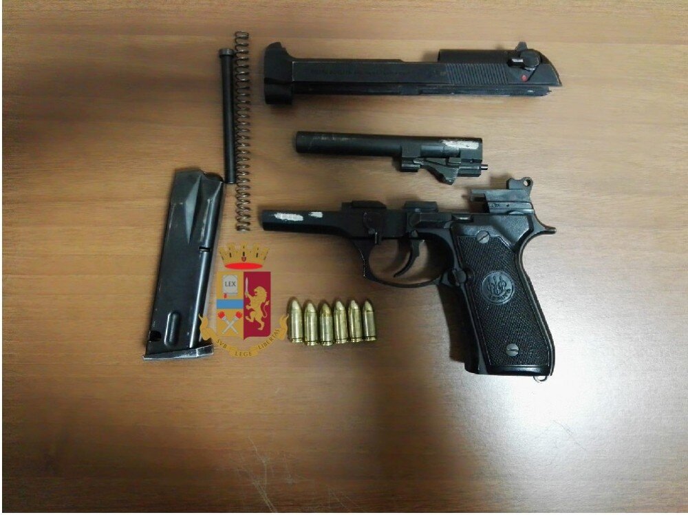 Napoli, in giro per via Chiatamone con pistola e colpo in canna: arrestato