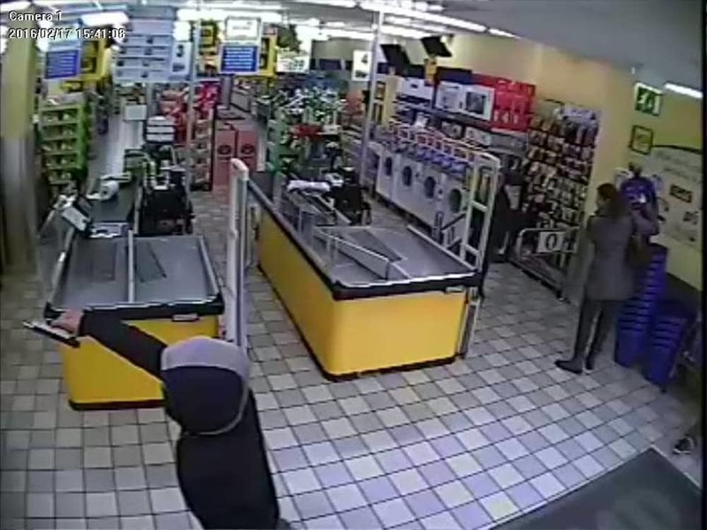 Aversa, bandito solitario rapina il supermercato Pellicano: acquisite le immagini