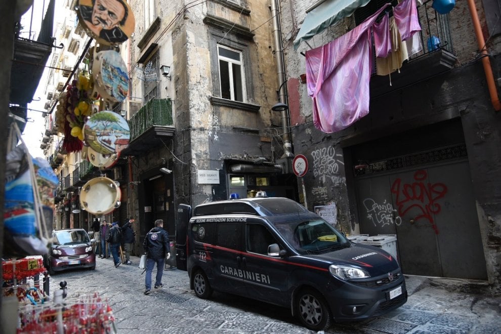 Napoli, spari alla pizzeria Di Matteo: la pista dello scontro tra i clan per il controllo del food