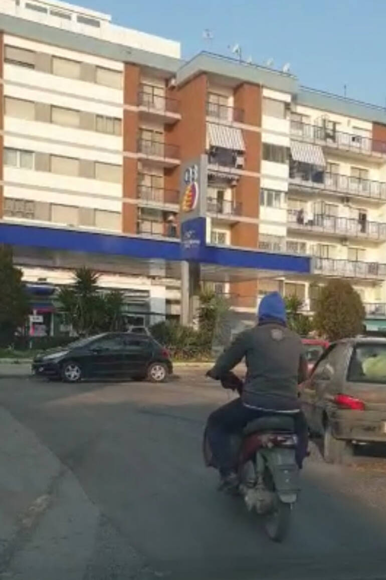 Senza casco e targa con una bombola tra le gambe, inciviltà lungo le strade di Napoli. Borrelli e Simioli: ‘Pericolo per tutti’”