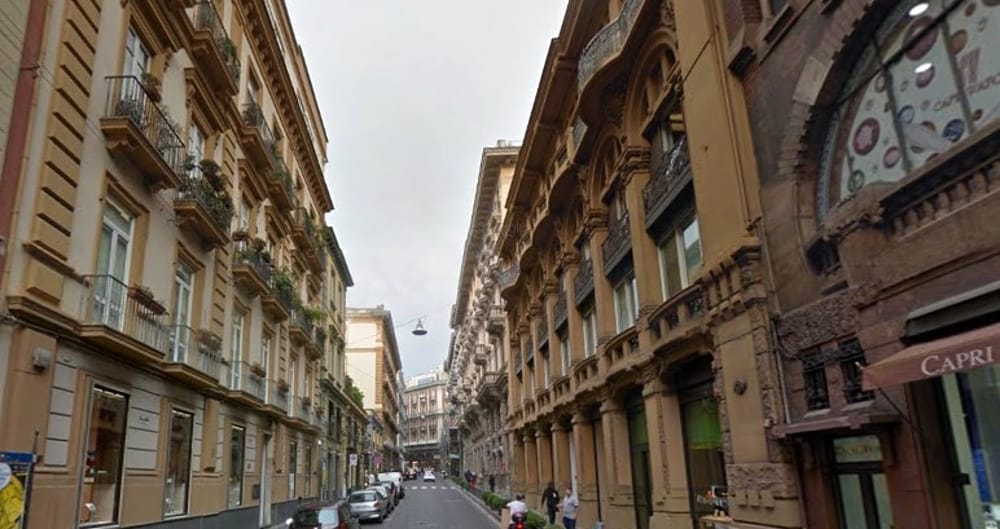 Napoli, vandali distruggono vetrine e fioriere in via Filangieri