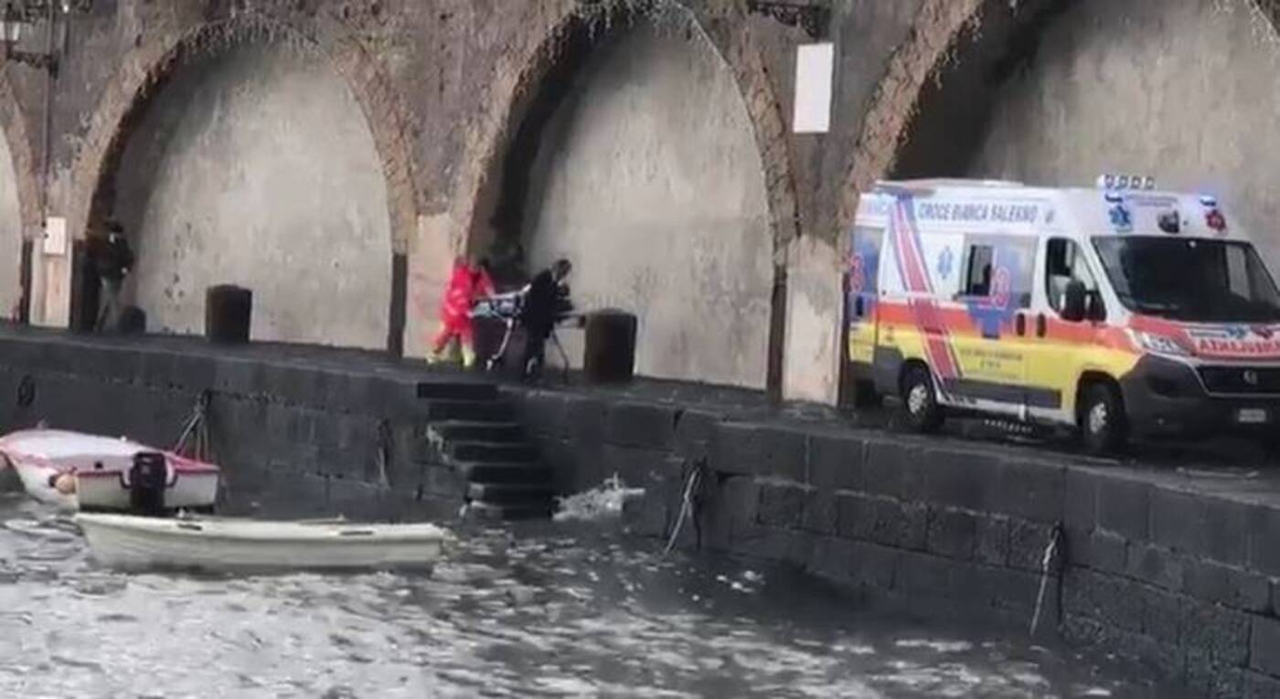 Turista travolta dalle onde sul lungomare di Praiano: chiesto il processo per il sindaco