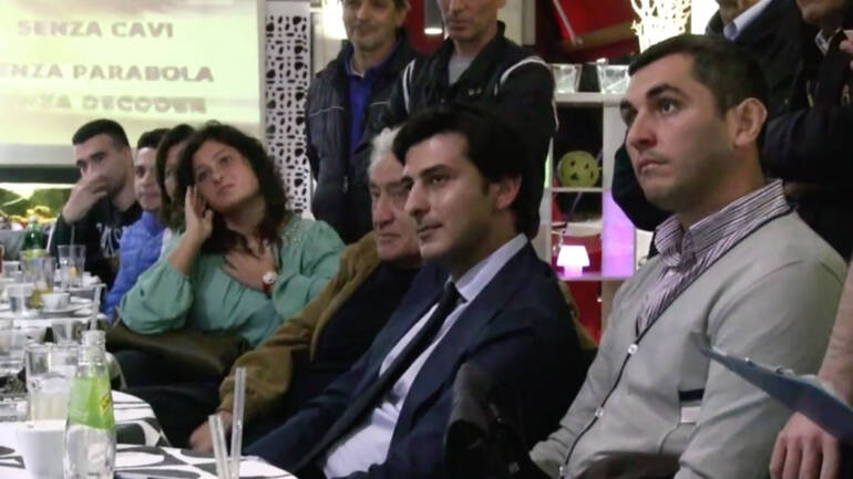 La deputata del M5S chiede la commissione d’accesso a Castellammare ma era a una riunione con l’indagato Luigi Greco. IL VIDEO