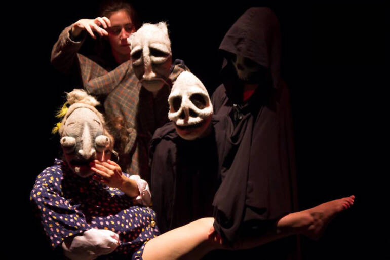 La compagnia italo-spagnola Enanas del lanas presenta ‘Ménage à trois’ di Daniele La Torre e Pilar Peñalosa López, al Teatro Elicantropo di Napoli