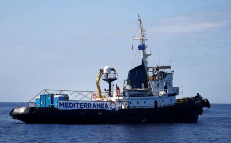 I 49 migranti della Mare Jonio sbarcano a Lampedusa: nave sequestrata e comandante in caserma