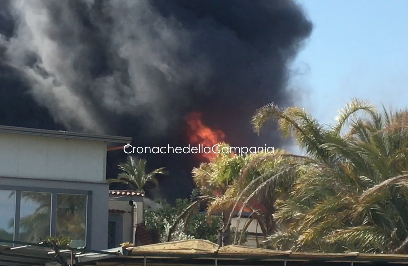 L’incendio nella periferia di Castellammare, sul posto 9 squadre di soccorso (IL VIDEO)