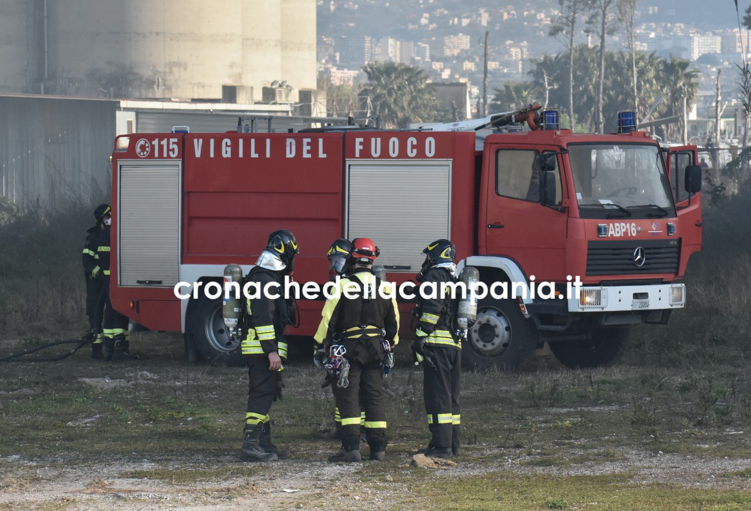 Castellammare. Incendio in via Ripuaria, a fuoco un’area di oltre 2mila metri quadri (VIDEO)