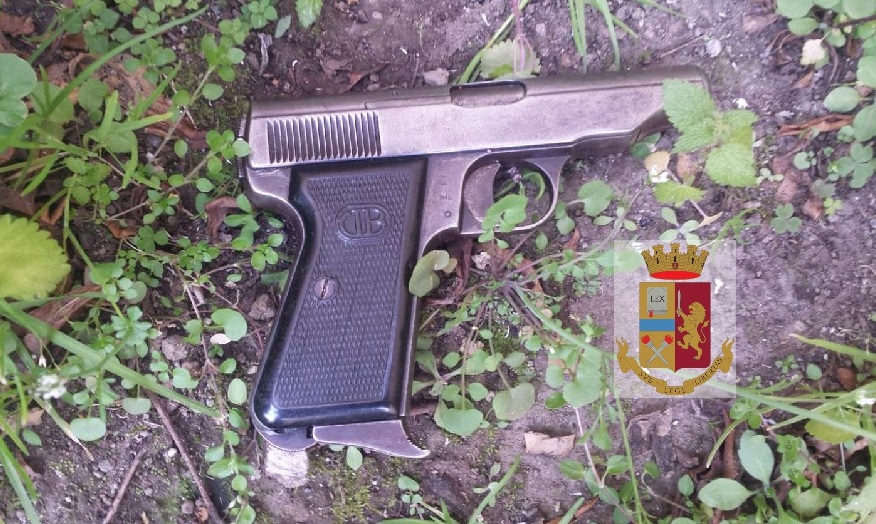 Afragola, pistola carica ritrovata dalla polizia in un giardino
