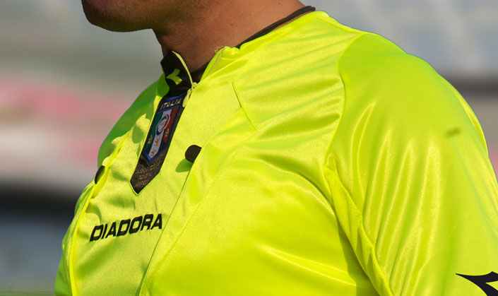 Arbitro minacciato da allenatore e giocatori nel Casertano: partita sospesa e sconfitta a tavolino