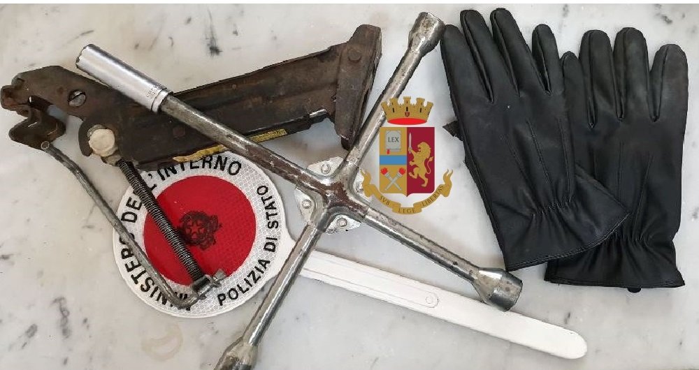 Napoli, due ladri di pneumatici ‘beccati’ dalla polizia a Posillipo
