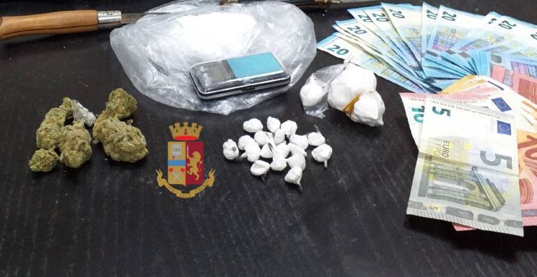 Napoli: preso mentre spacciava droga nella propria abitazione a Secondigliano