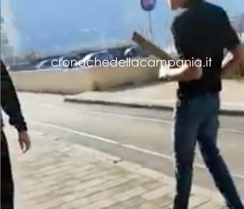 Castellammare: ‘Ha schiattat ‘a mazza mmiez a capa’, baby gang si affrontano in Villa. IL VIDEO