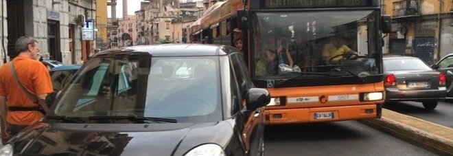 Napoli, autobus bloccati domenica sera a piazza Sannazzaro da automobili parcheggiate in seconda fila o sulle corsie preferenziali