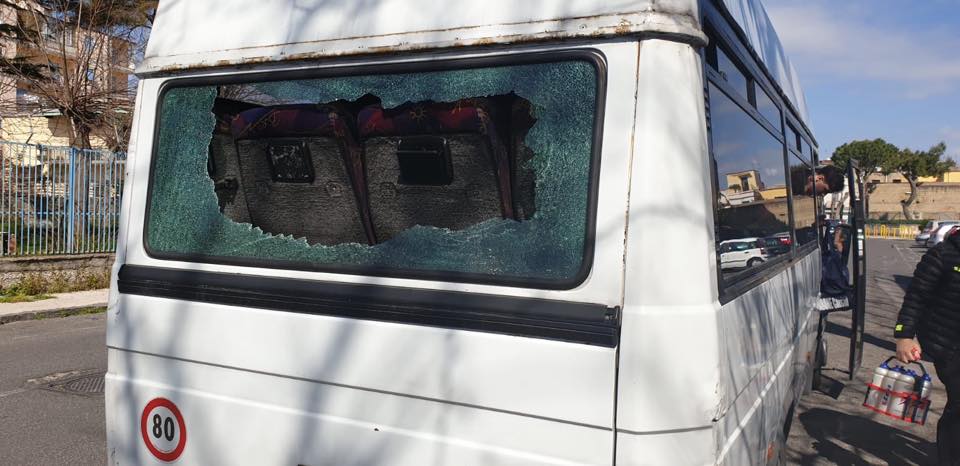 Napoli, mini bus della squadra di allievi di calcio distrutto con pietre e mazze nel rione Sanità