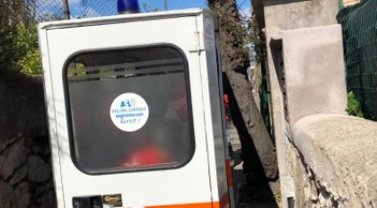 Capri, ambulanza bloccata da un albero