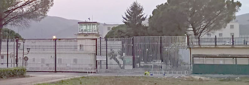 Agente penitenziario strangolato da un detenuto nel carcere di Carinola, salvato da un collega