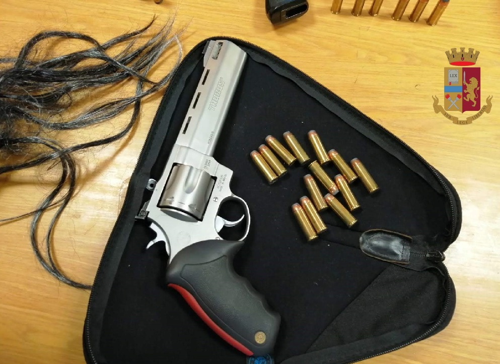 Arsenale scoperto dalla polizia a Casoria: tre arresti. IL VIDEO