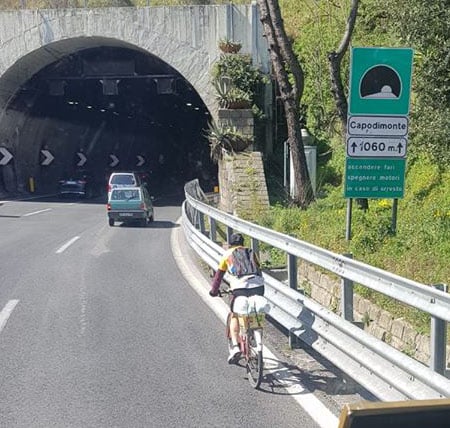 Napoli, ciclista in giro sulla Tangenziale: ‘salvato’ da un camionista che ‘lo scorta’. IL VIDEO