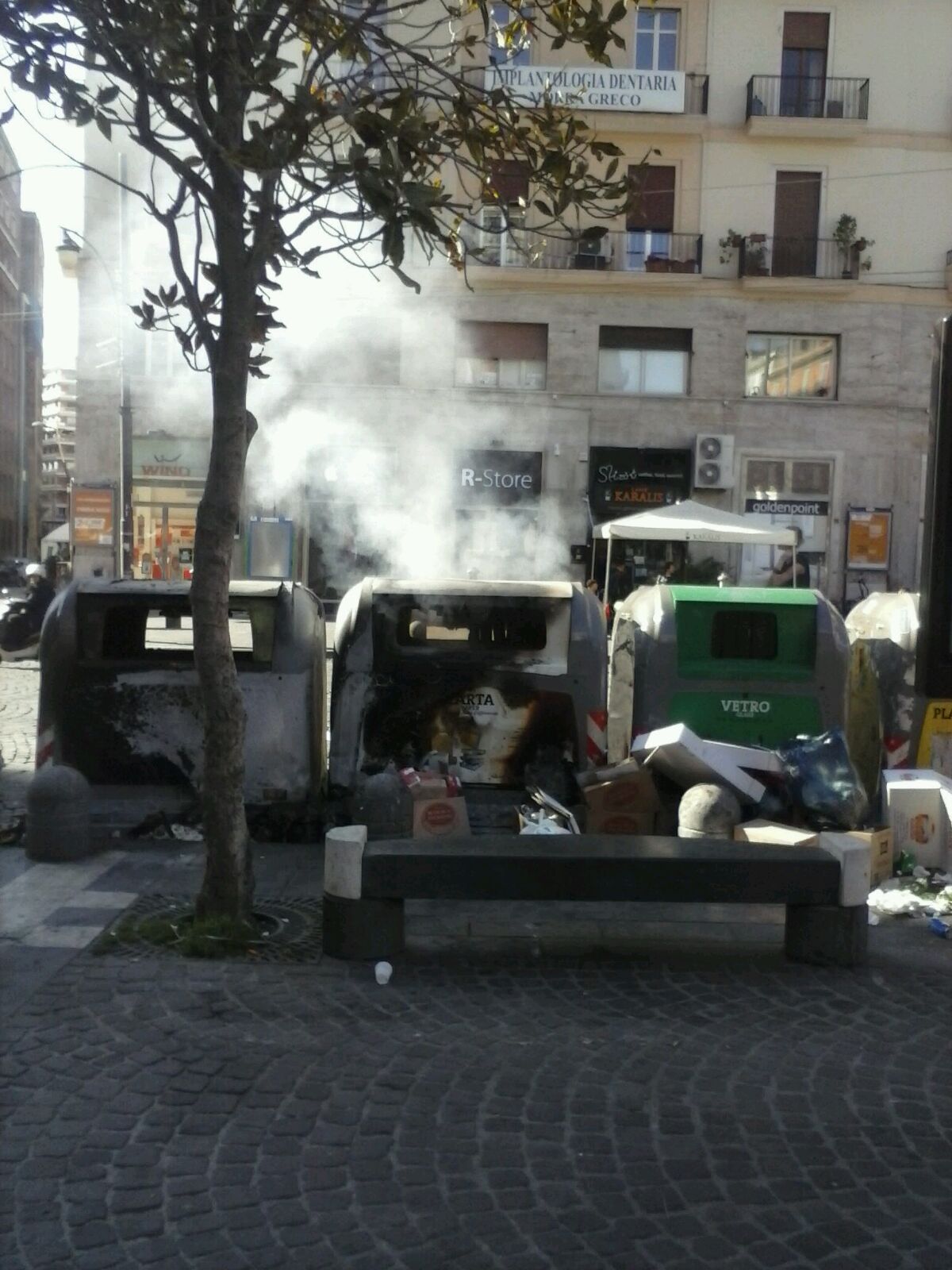 Napoli, incendio di cassonetti in piazza Carità, il fumo invade via Roma