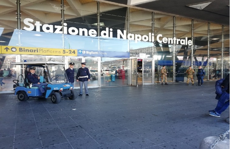 Napoli, tenta di vendere un cellulare rubato ai migranti alla Stazione Centrale: denunciato
