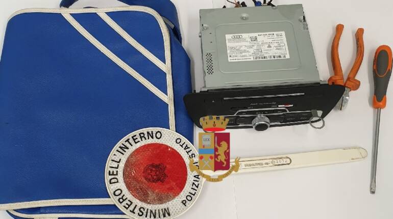 Frattamaggiore, rubano stereo dall’auto: arrestati i due ladri