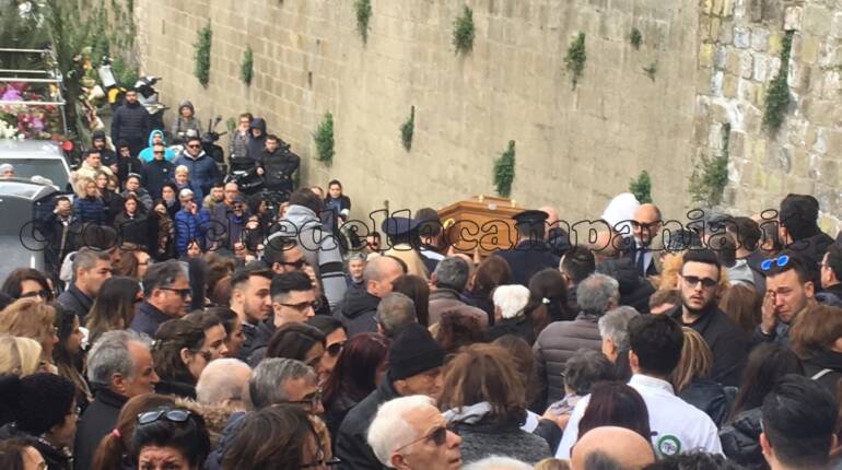 Castellammare, ‘Non ci sono parole’: commozione ai funerali dell’imprenditore investito