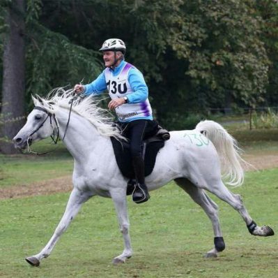 A 74 anni vince in Endurance: il ‘fenomeno’ Gaetano Ambrosio continua a incantare con il suo cavallo