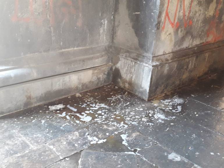 Napoli, cadono calcinacci nella galleria Principe: paura tra i turisti