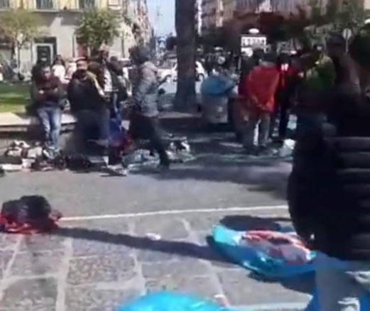 Napoli, piazza Garibaldi mercato del degrado e dei rifiuti e via Chiaia in mano agli ambulanti. LE FOTO