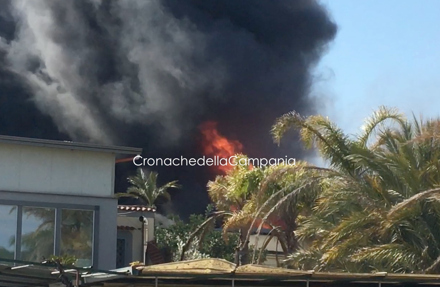 Incendio a Castellammare: famiglie evacuate. IL VIDEO