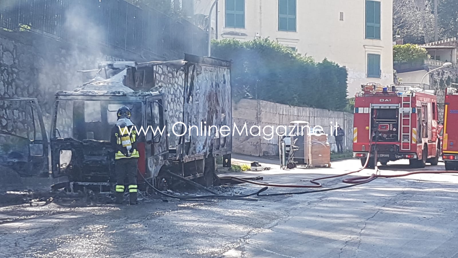 Castellammare, a fuoco un camion in Via Panoramica: autista salvo per miracolo