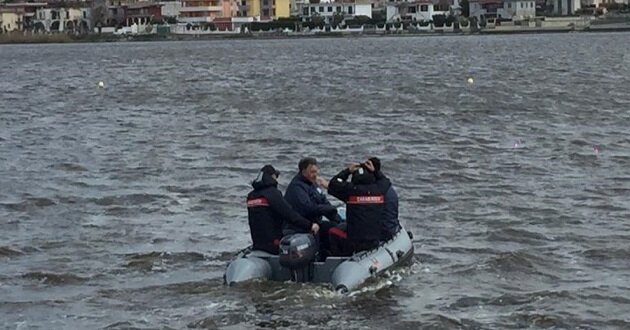 Auto finita in acqua a Lago Patria, salvo il conducente