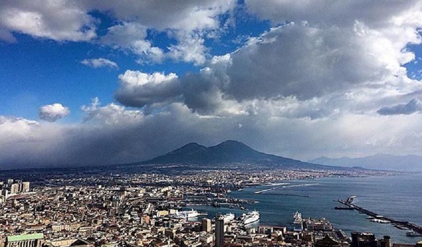 Allerta meteo e scuole chiuse ma a Napoli c’è il sole: ilarità sul web contro il sindaco