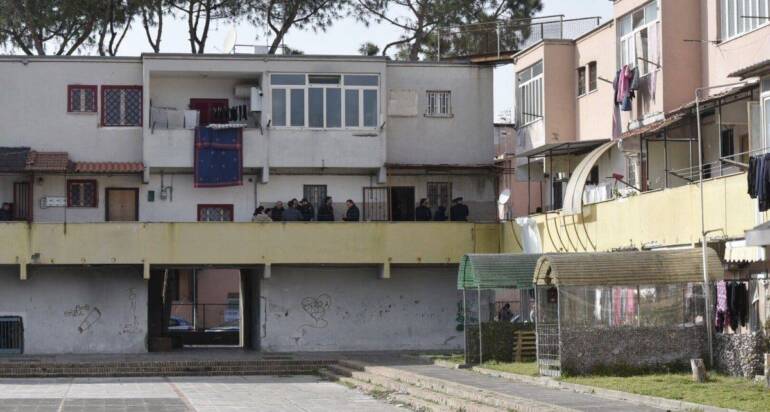 Donna uccisa dal marito a Miano, un’ amica urla: “Fate schifo! Nessuno di voi ha avuto il coraggio di fermarlo!”
