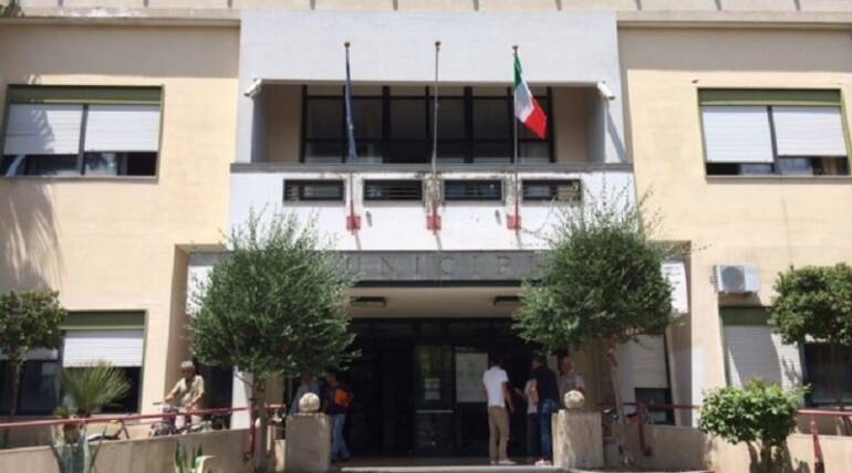 Furbetti del cartellino, tutti assolti i 70 dipendenti del comune di Orta di Atella