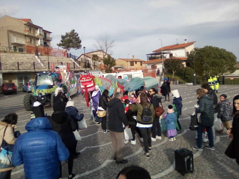 Il Carnevale di Flumeri colora una giornata ventosa e gelida