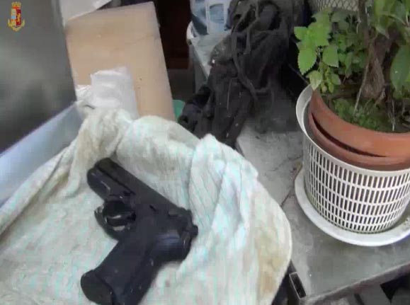 Torre Annunziata, blitz della polizia nei vicoli della ‘Marina’: sequestrata droga, pistola e munizioni. IL VIDEO