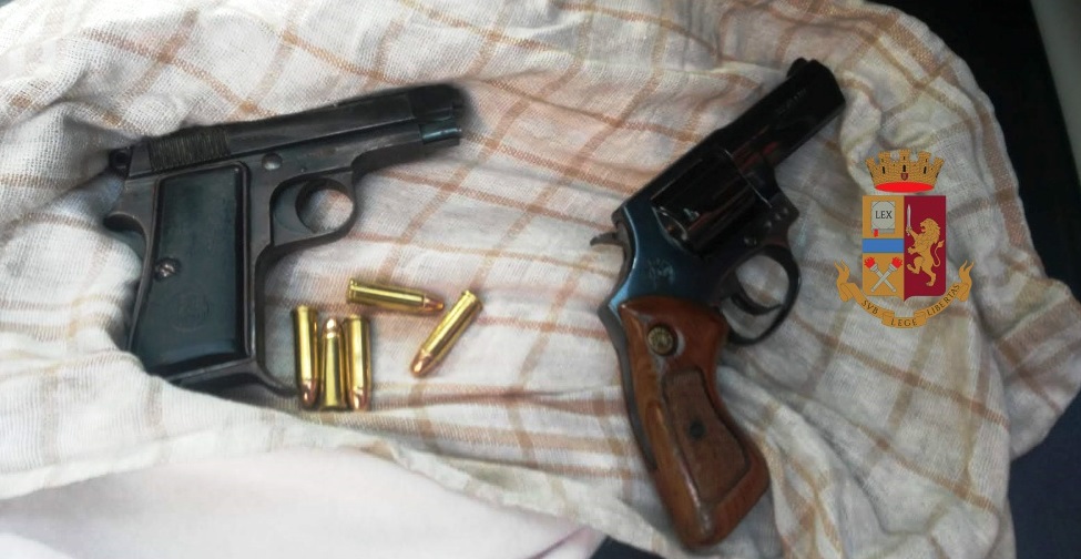 Napoli, due pistole recuperate dalla polizia in uno stabile a Porta Capuana